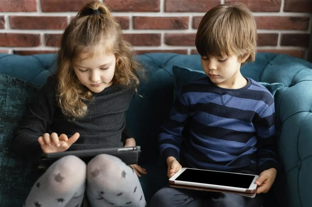 medium-shot-kids-with-devices