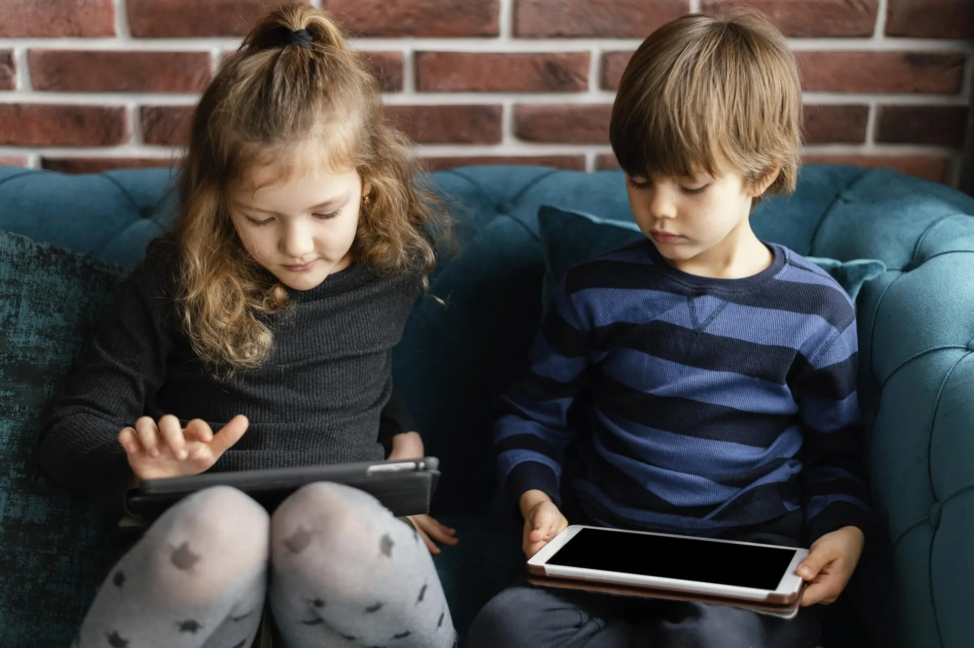 medium-shot-kids-with-devices